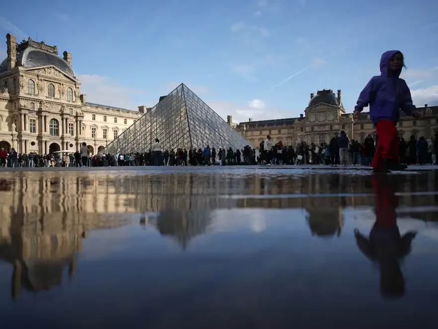 El Louvre advierte que está “al límite” y necesita millonarias inversiones para renovarse