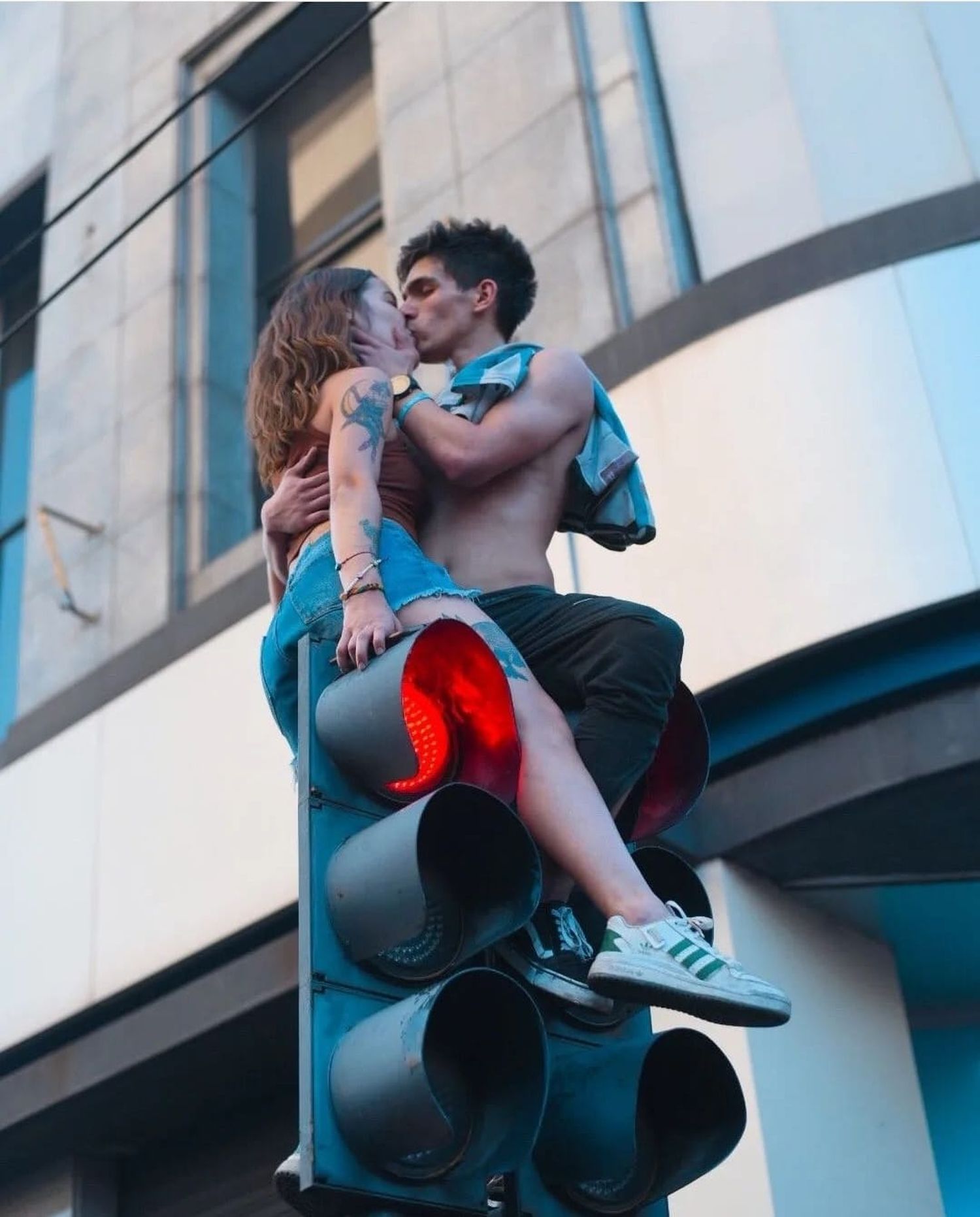 La Plata: el reencuentro y beso en el semáforo de dos desconocidos