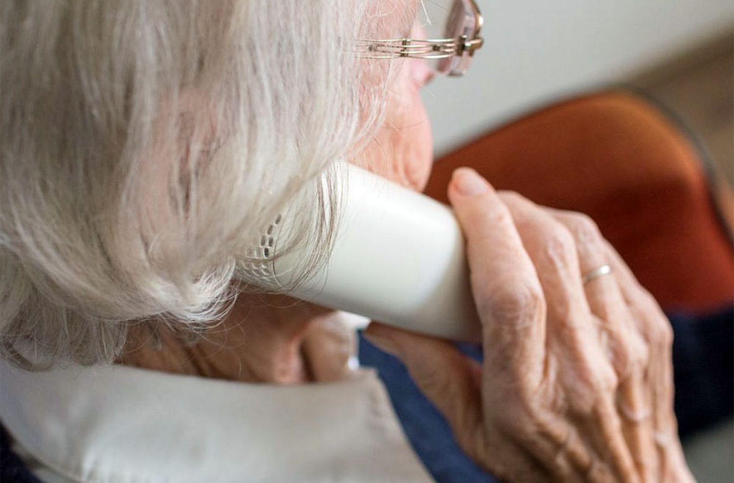 Una mujer de 74 años, nueva víctima del “cuento del tío”: le robaron más de 2 mil pesos, 300 dólares, oro y alhajas