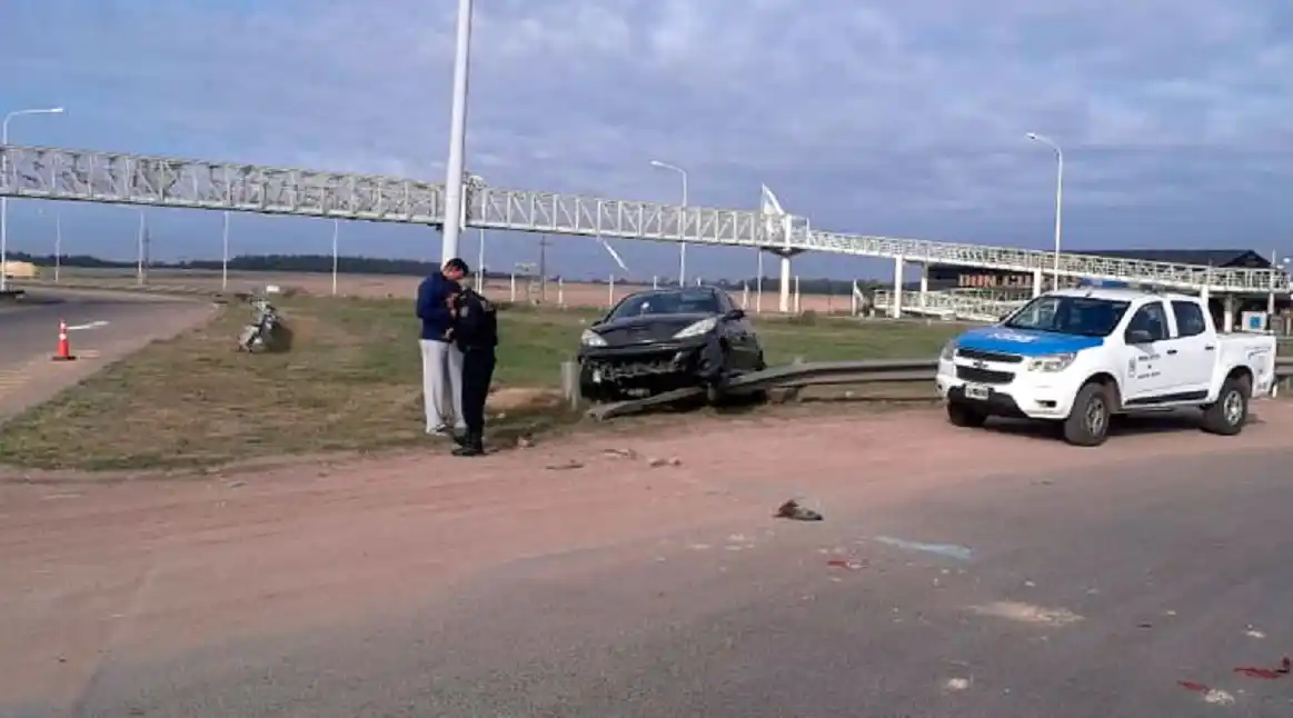Un auto despistó en Ruta 14, chocó una columna y quedó montado sobre el guardarrail