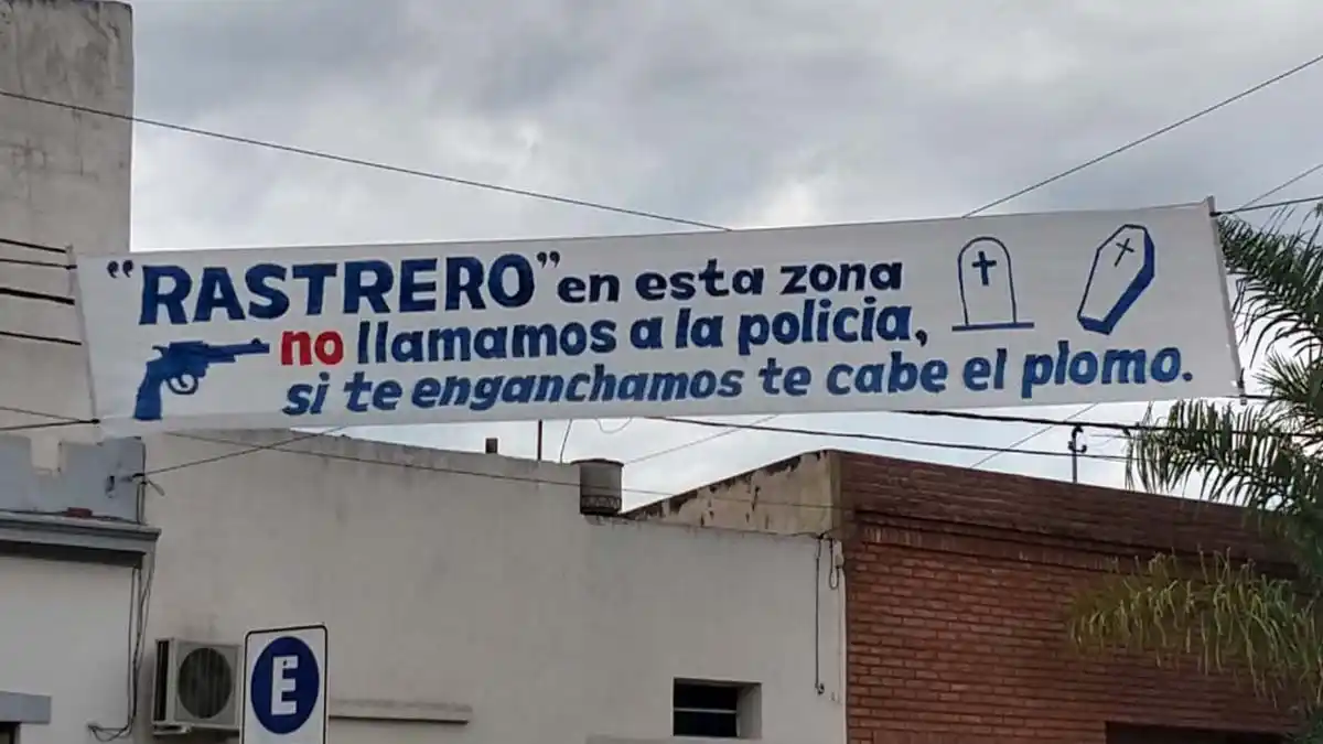 Vecinos amenazan a ladrones en un pasacalle en barrio Escalante
