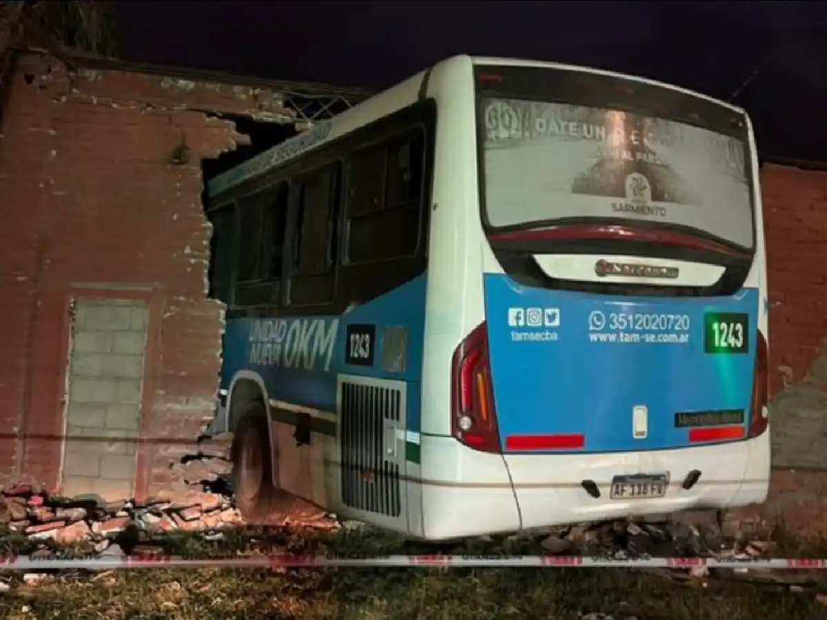 Córdoba: un colectivo se incrustó en la pared de unos locales de Villa El Libertador