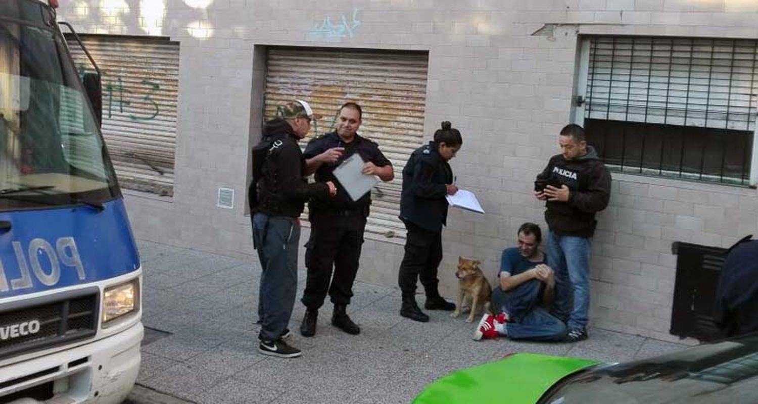 Una mujer apuñaló a su pareja en el cuello