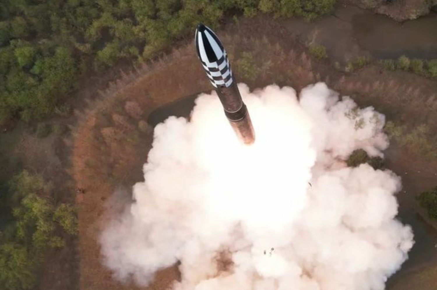 Lanzamiento fallido: un cohete con satélite espía de Corea del Norte cayó al mar