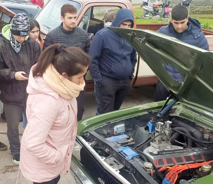 Exposición solidaria de autos en la plaza