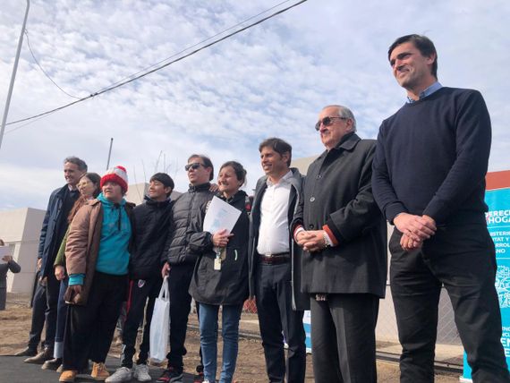 Con la presencia del gobernador Axel Kicillof, se entregaron las 24 viviendas del barrio Arco Iris