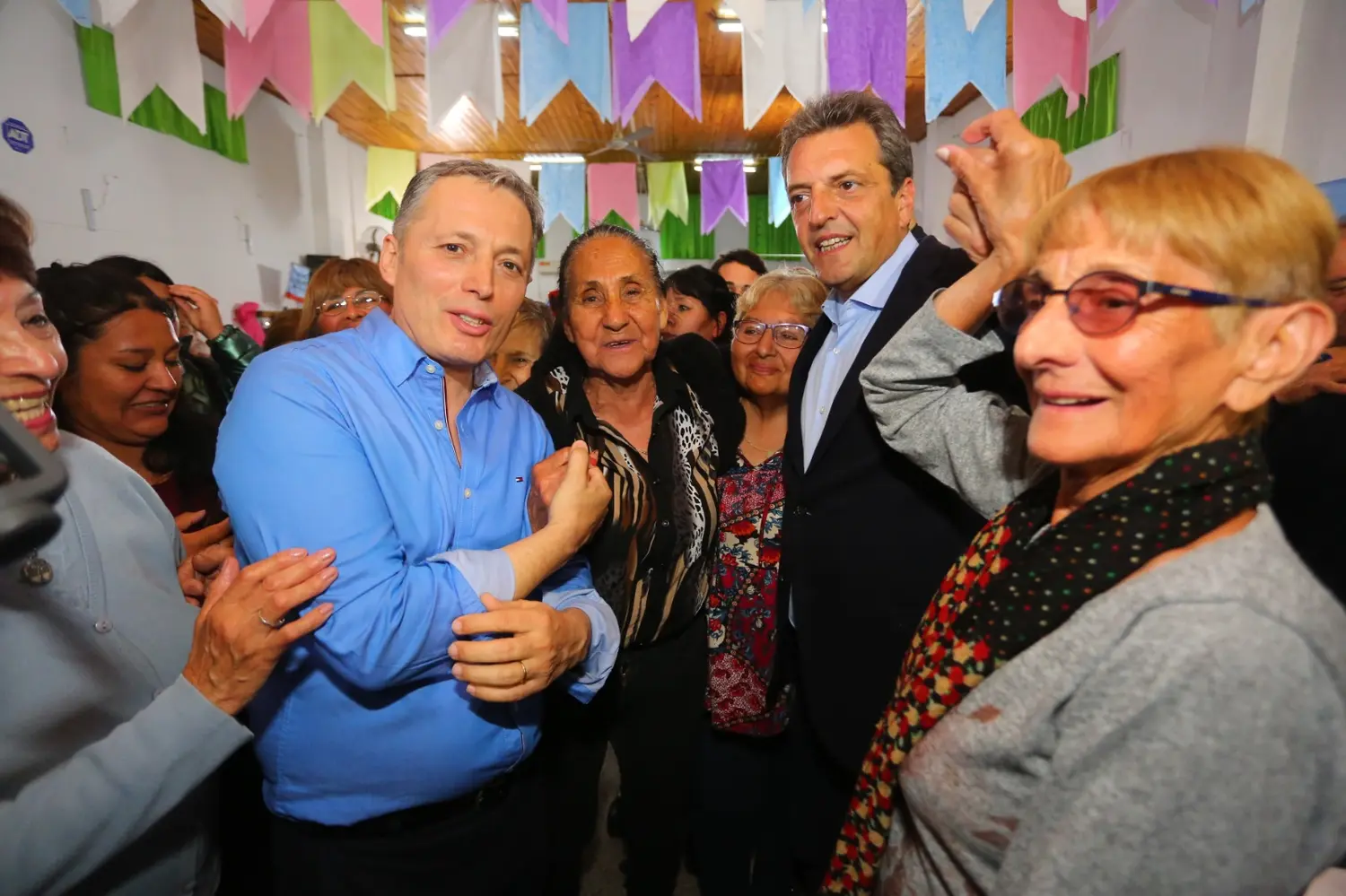Gray y Massa compartieron una merienda en el centro de jubilados "Buena Onda" en Monte Grande.