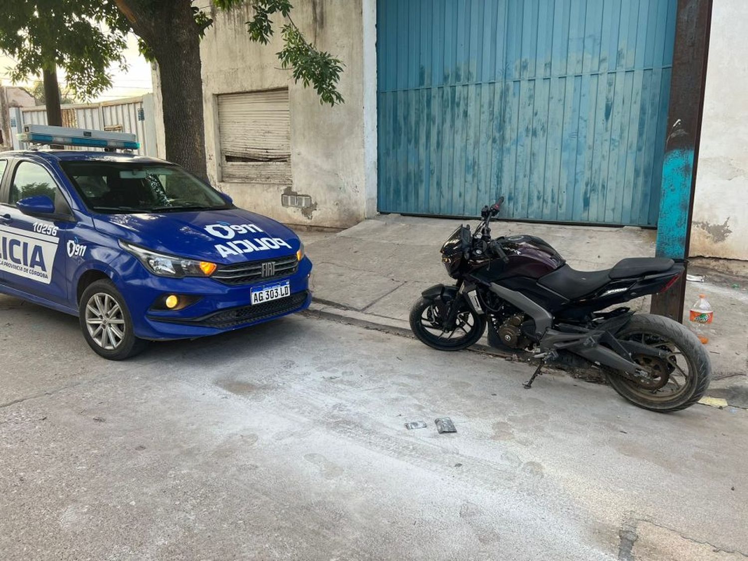 La moto Bajaj Dominar estaba estacionada en la vía pública.