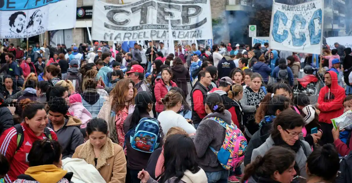 Organizaciones sociales reclamaron por trabajo frente a la Municipalidad