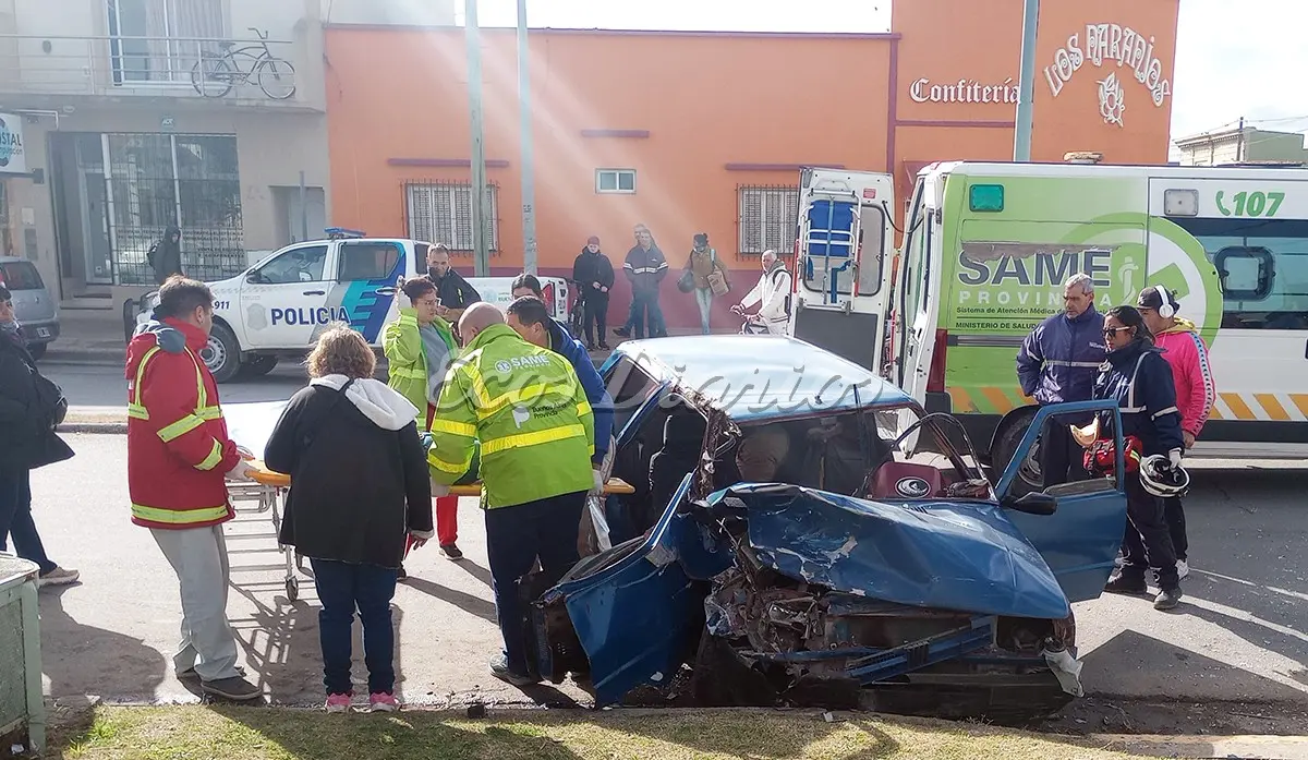 Rescatada. Por personal de Bomberos y de Defensa Civil, la conductora del rodado