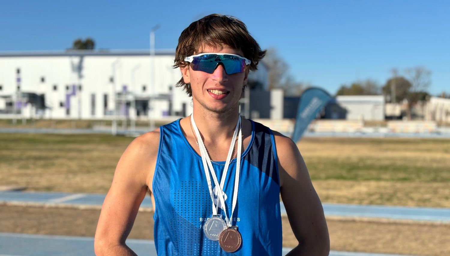 Santino Marchetti con sus dos medallas ganadas en el Nacional U23