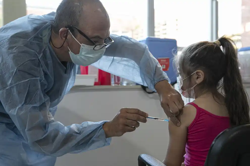 Aumento de casos de Covid: Extienden los horarios de vacunación en los hospitales y suman postas sanitarias