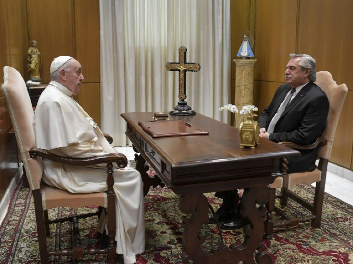 El Papa envía una carta a Fernández y pide por los "débiles y descartados"
