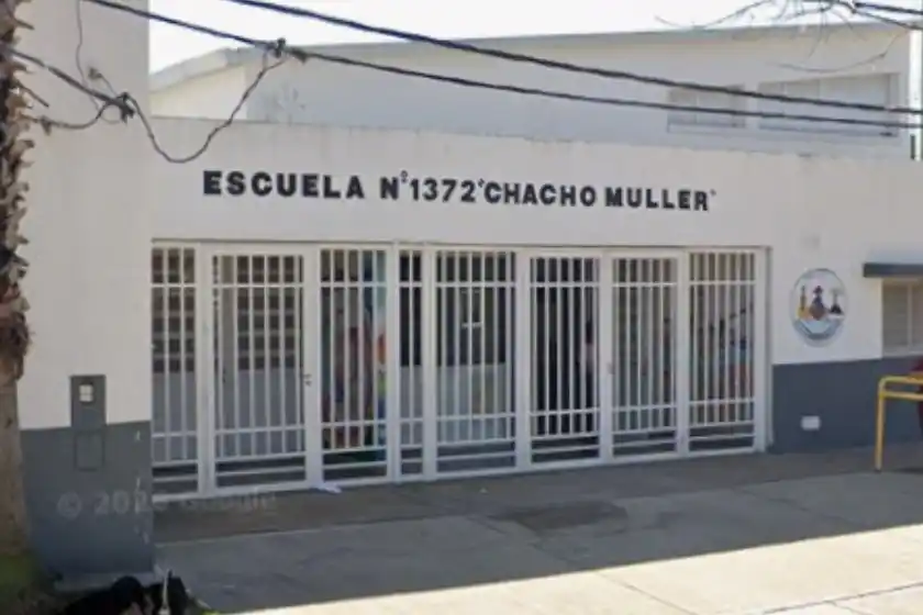 Encontraron banderas con mensajes intimidantes en tres escuelas de Rosario