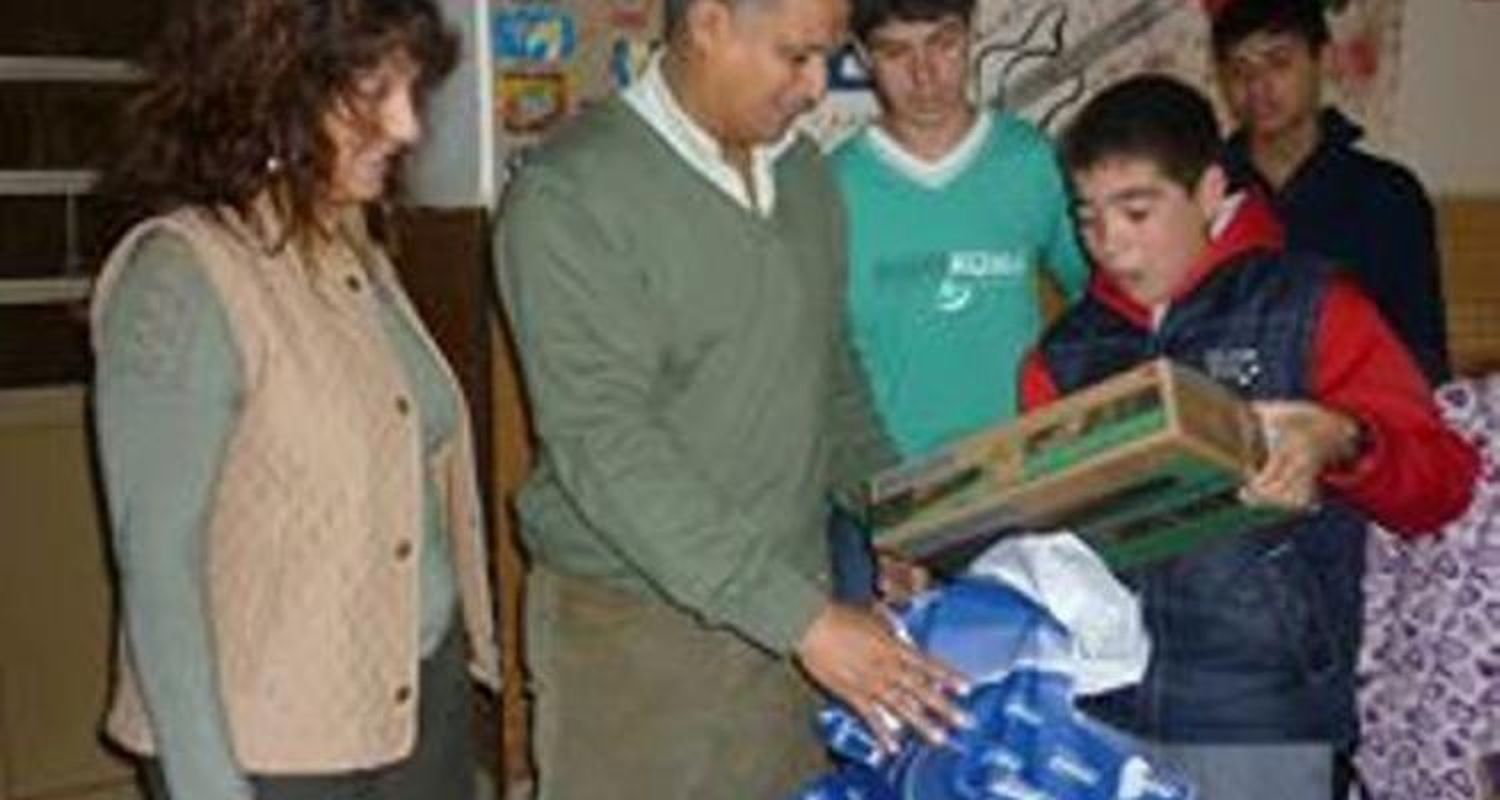 Uatre y el Partido Fe donaron un DVD a la Escuela Nº 501