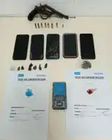 Secuestraron armas, drogas y celulares en dos allanamientos vinculados a una causa por agresión.