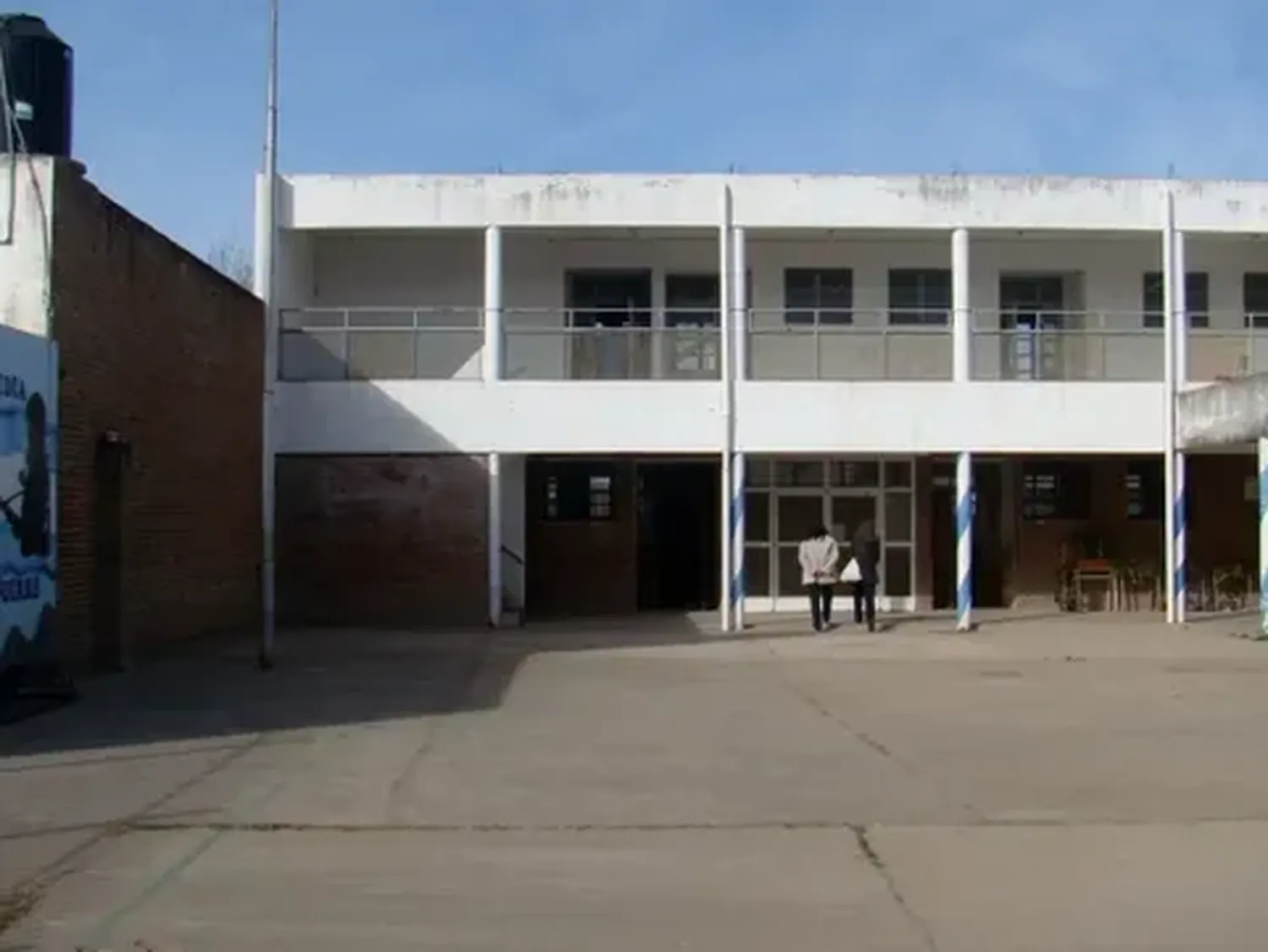 Terror en una escuela de Rosario: un alumno fue armado y huyó a los tiros
