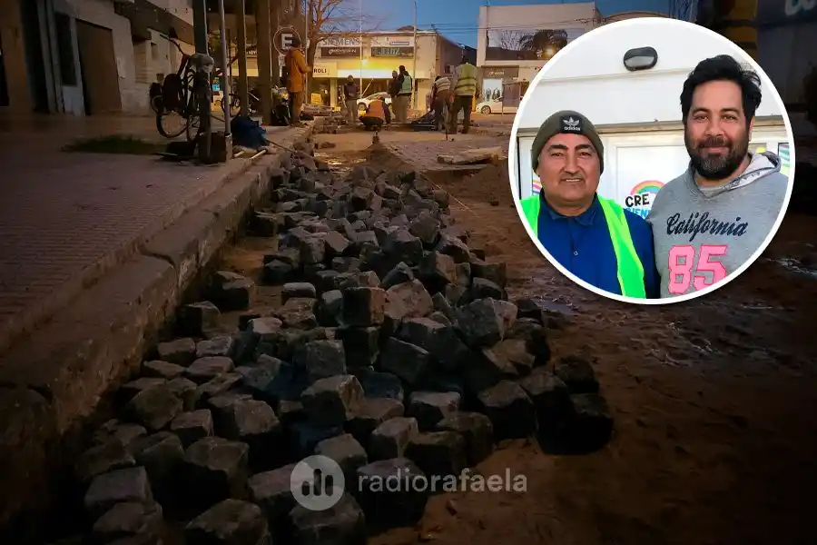 La restauración del adoquinado "es un trabajo artesanal, pero muy importante porque detrás de nosotros hay muchas familias"