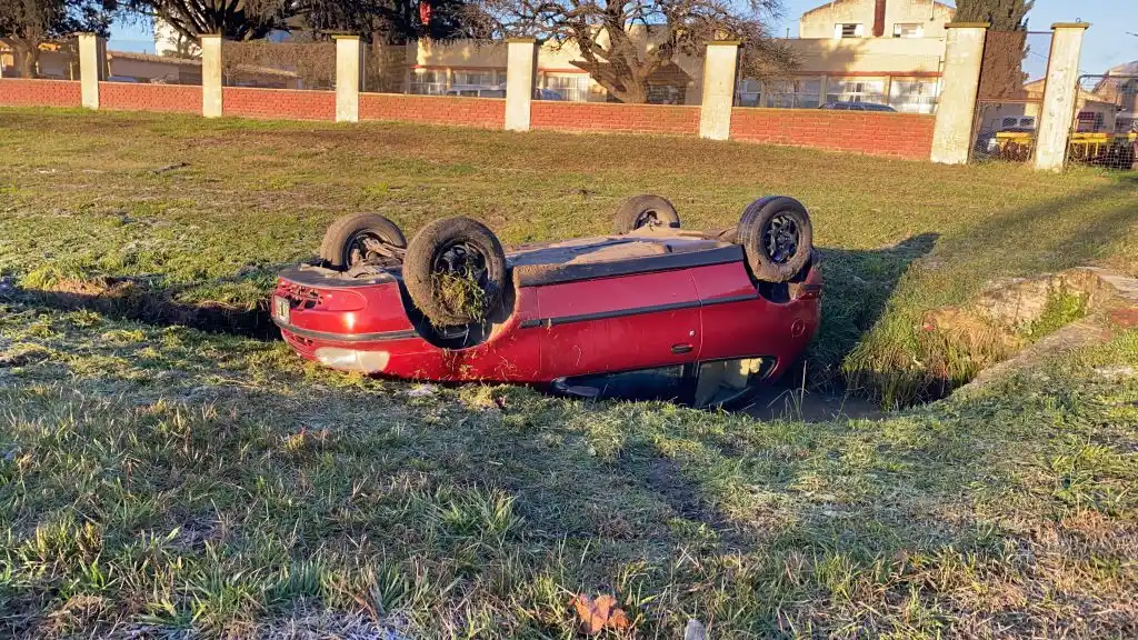 Un automóvil volcó frente a la ex fábrica Buxton
