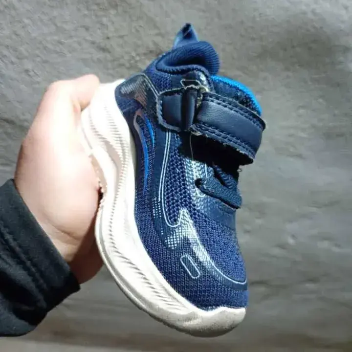 Buscan zapatilla de niño extraviada