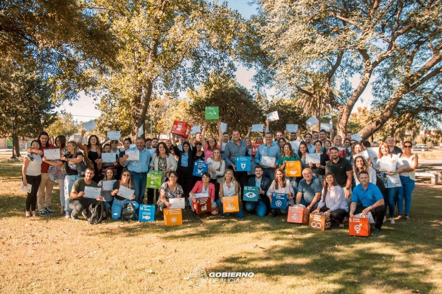 Más de 100 funcionarios que formaron parte del encuentro de capacitación ambiental en la localidad de Alicia.