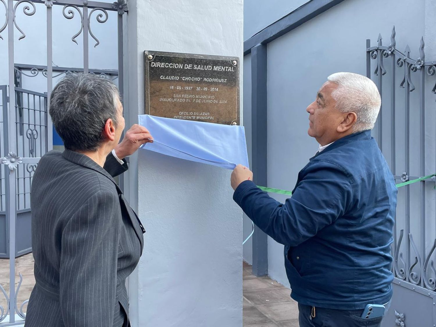 Esther Rodríguez y el intendente descubrieron la placa en la inauguración.