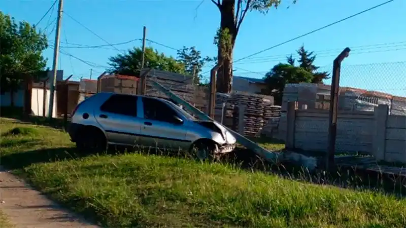 Un conductor chocó su auto contra un poste y lo dejó abandonado