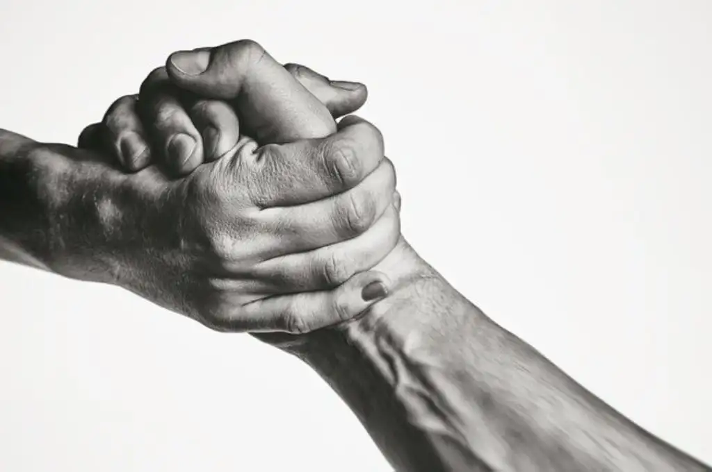 La fuerza de agarre en los hombres está asociada a su salud mental