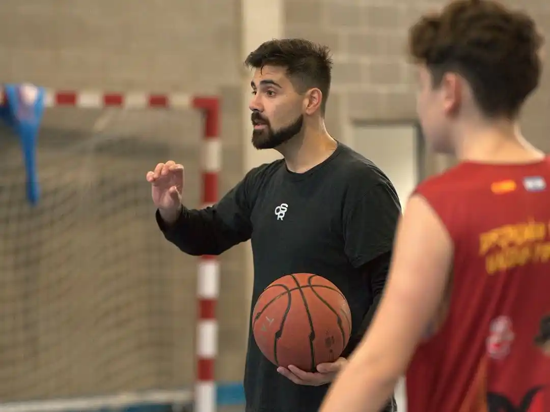 Guido Martín Bignone Gianfrate al frente de la clínica en SC Básquet Academia