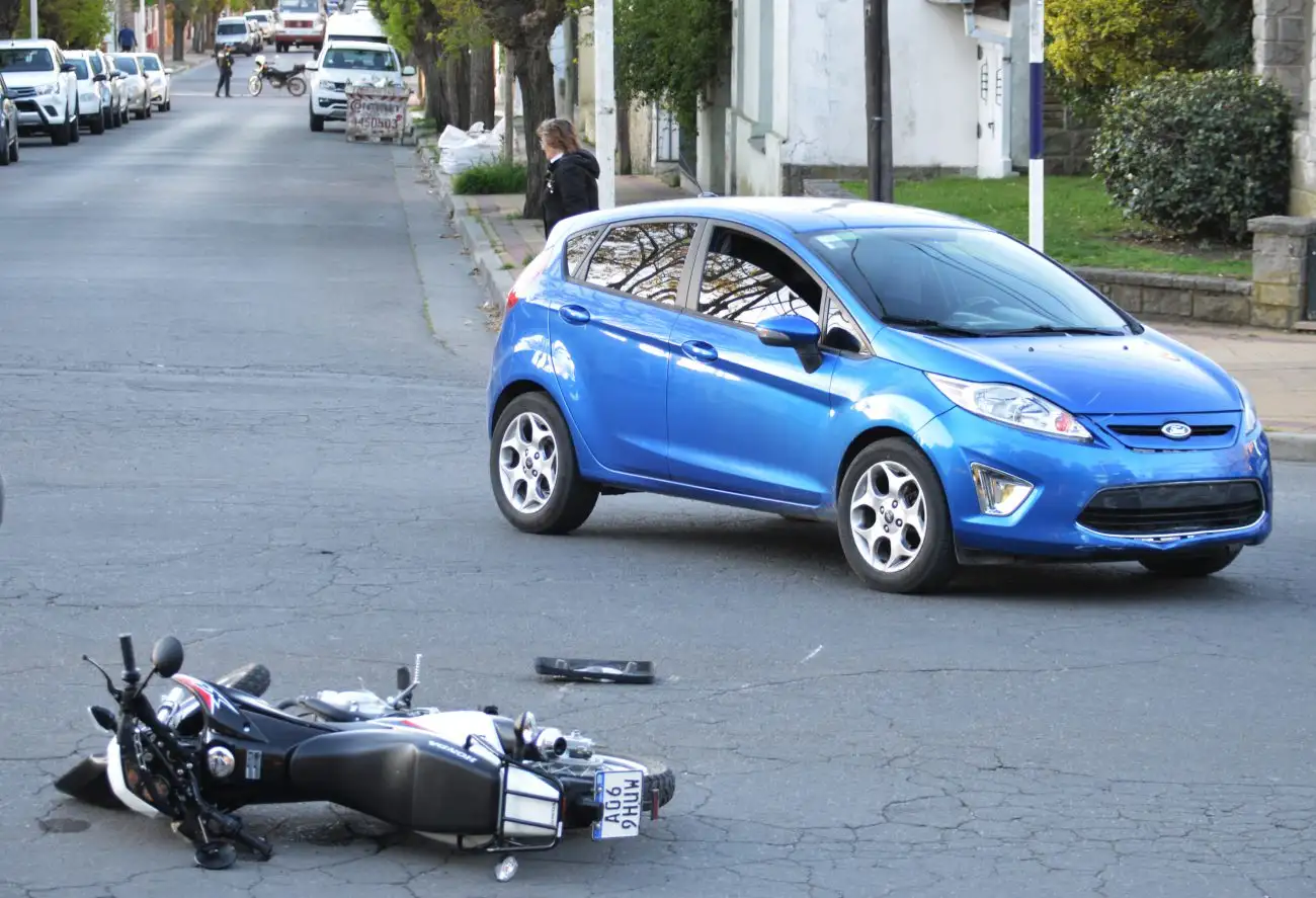 Un motociclista sufrió lesiones al  chocar en Avellaneda y San Lorenzo
