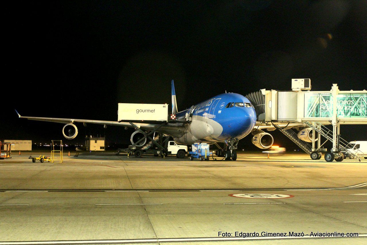Gremios aeronáuticos anuncian paro en Aerolíneas Argentinas para el próximo lunes