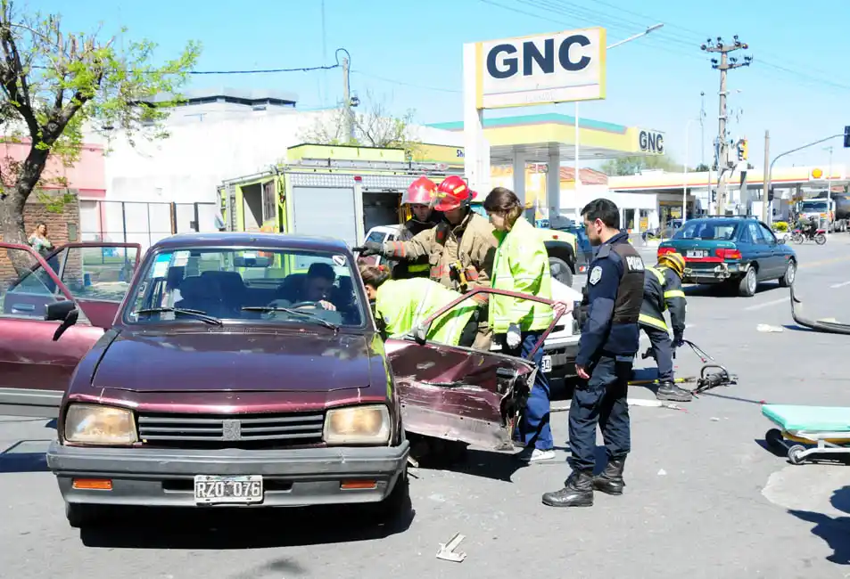 Por una imprudencia, tres vehículos colisionaron y dos personas fueron hospitalizadas