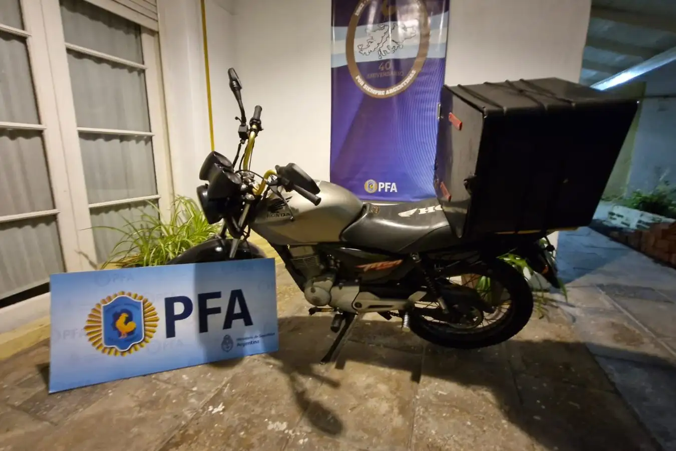 En esta moto se conducía el dealer para realizar su negocio de venta de marihuana.