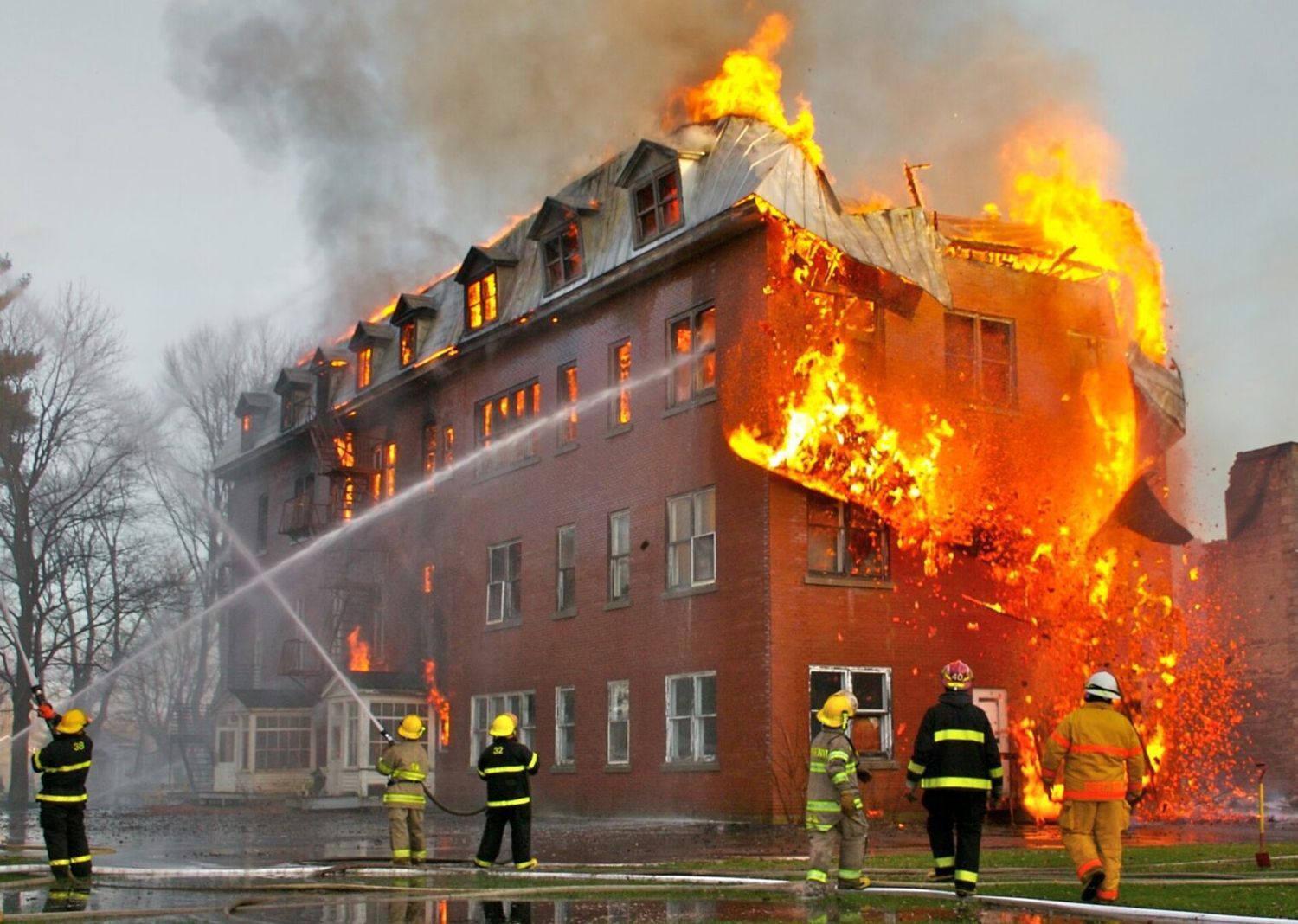 Terrible incendio en Bogotá deja mujer muerta y una niña herida