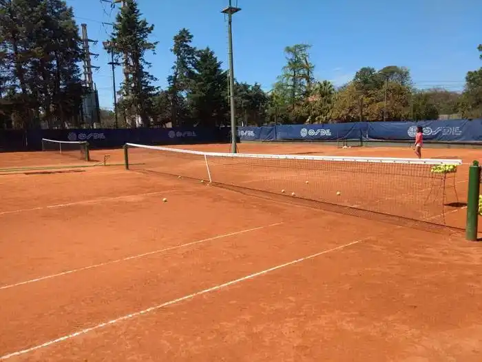 Más de 40 parejas jugarán el primer torneo nocturno de tenis