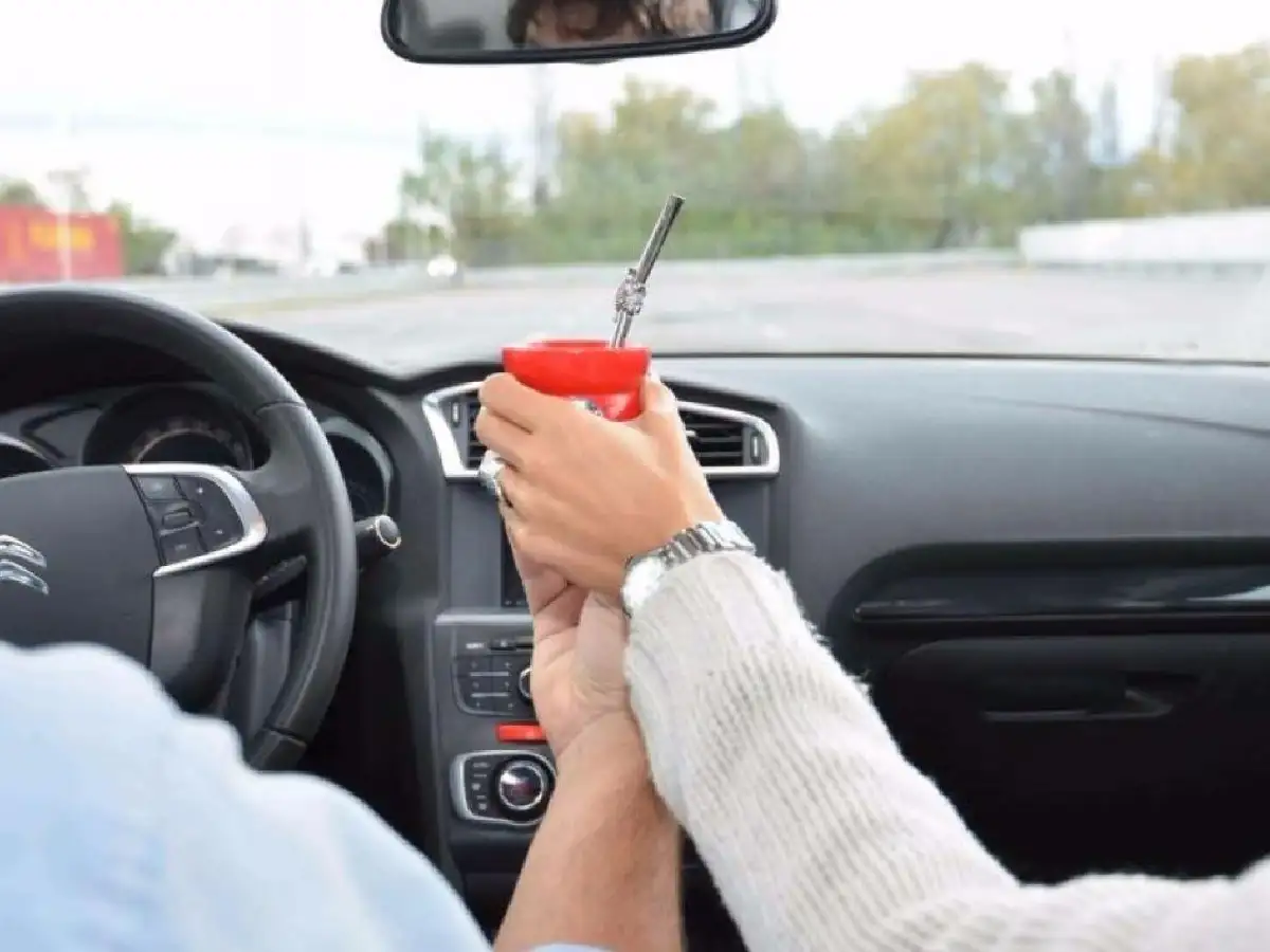 Tomar mate en el auto, una costumbre que atenta contra la seguridad de los ocupantes