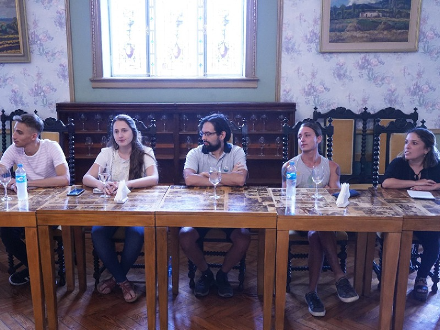Jóvenes de distintos partidos políticos analizaron la realidad política y económica