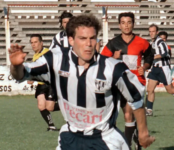 Ponerse la camiseta del clásico rival