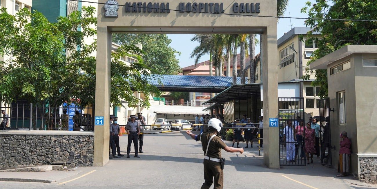 Personal de seguridad hace guardia frente al Hospital Nacional de Galle, donde los heridos reciben tratamiento Créditos: REUTERS/Thilina Kaluthotage
