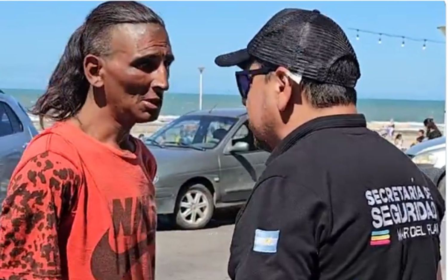 Así echaron a un hombre que quería cuidar coches en playa Bristol.