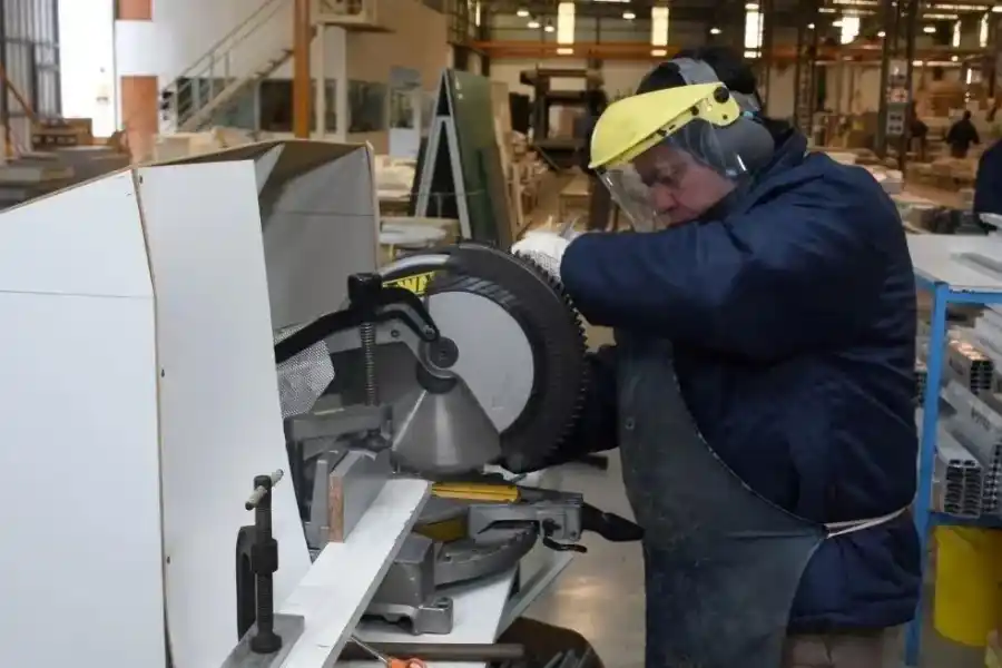 Recesión: el empleo registrado crece sólo en tres provincias y aumentan los autónomos