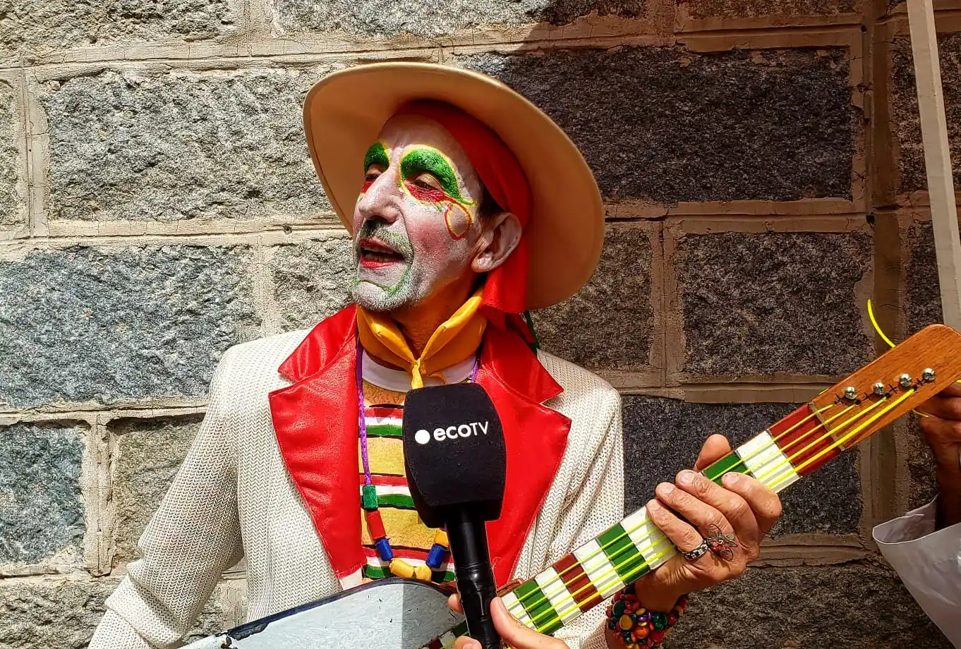 El icónico Dardo Casal, creador de Flor de Murga; que este año celebra su 40mo aniversario; y referente de la cultura carnavalera en la ciudad, extendió su invitación a toda la comunidad, con su alegría característica.