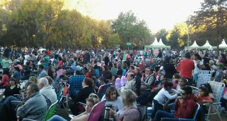 AcercArte: Miles de personas en el Paseo Público con el show de Soledad