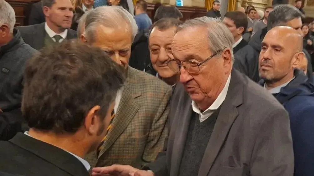 El intendente entregó al Ministerio de Gobierno de la Provincia varias carpetas con documentación técnica.