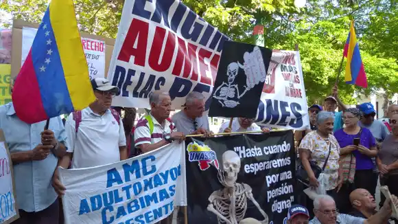 ¡CON HUESO EN MANO! Pensionados y jubilados protestaron contra «el hambre» y exigen aumento de la pensión (+Video)