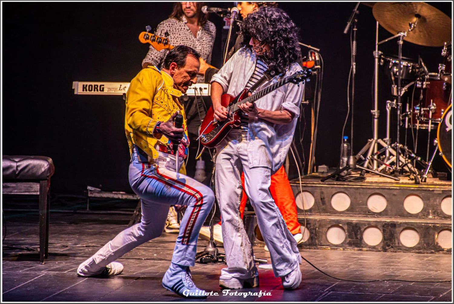 Andy Rex y Agustín del Río interpretando a Mercury y May, respectivamente