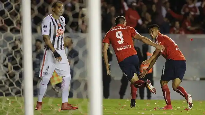 El «Rojo» y otro paso para ser Rey de Copas