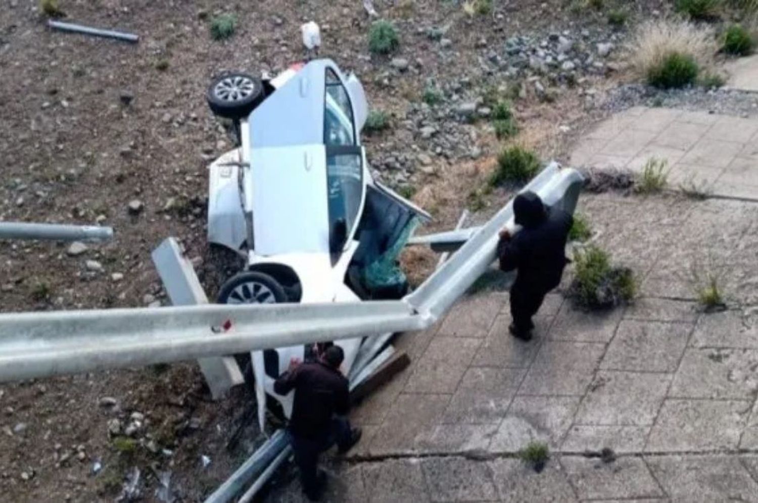 Accidente fatal en Esquel: turistas franceses cayeron con el auto de un puente, uno de ellos murió