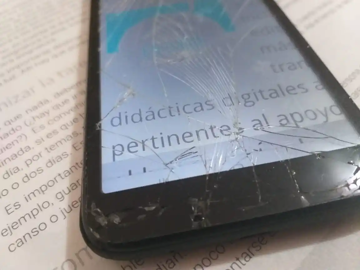 Un grupo de vecinos imprime la tarea de los chicos del barrio: ¡Necesitan ayuda para seguir con esta importante iniciativa!