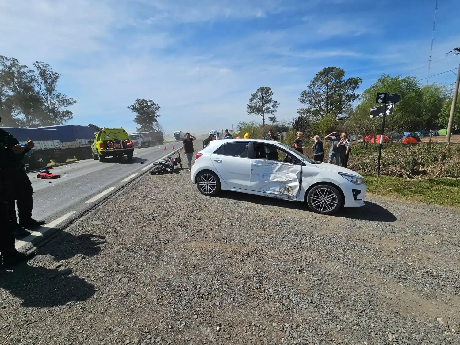 La circulación vial estuvo interrumpida mientras trabajaron los servidores públicos.